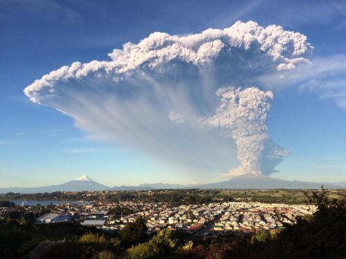 chupamelo-y-disfrutalo:  cosa-rara-yo:  migeo:  Eruption of Calbuco volcano, southern ChileHappened today, minutes ago, totally unexpected. Taken from the city of Puerto Varas, Chile.More info and images (in spanish)Photos: Raúl Palma (@raulpalma) 