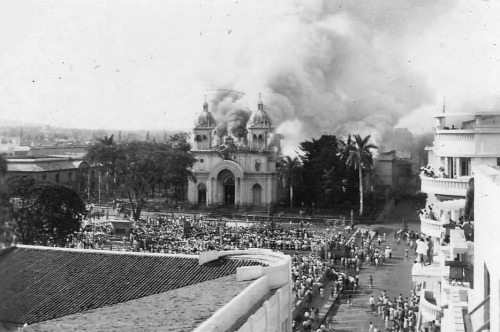Catedral Metropolitana de San Salvador en llamas tras el incendio del 8 de agosto de 1951.