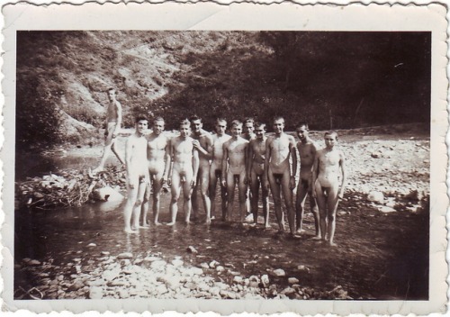 vintagemusclemen:Larger groups of men is out Saturday theme.  I’ve always been puzzled by this naked