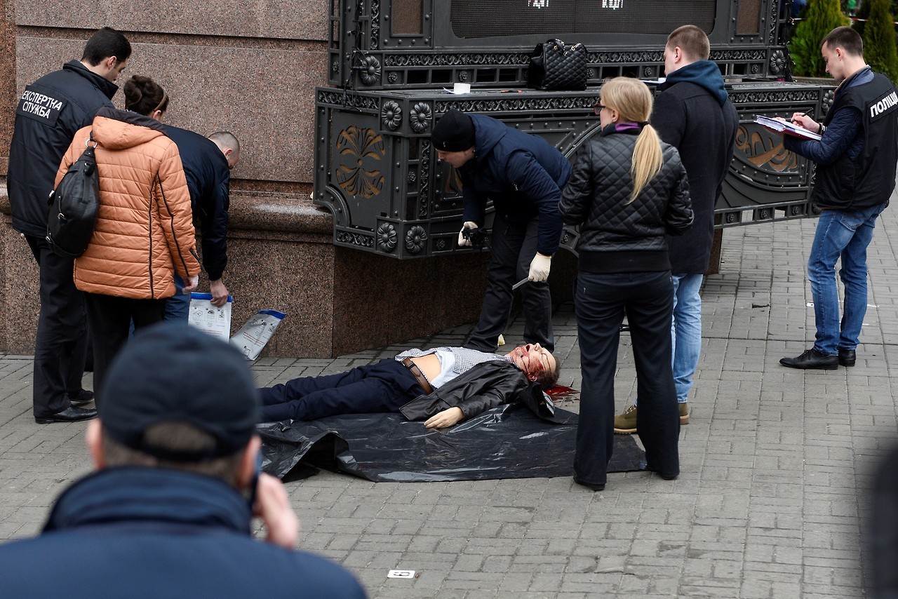 Denis Voronenkov, ex diputado ruso, crítico con el presidente Vladimir Putin y que había buscado refugio en Ucrania, fue asesinado esta mañana a tiros a la puerta de un hotel de lujo de Kiev, la capital ucraniana. (AP)
MIRÁ LA FOTOGALERÍA—>