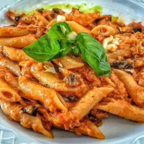 Pasta alla siciliana
Pomodori pelati g 500
maccheroni o pennette rigate g 400
ricotta salata g 200
2 melanzane medie
2 spicchi d’aglio, basilico (10-12 foglie)
olio extra vergine di oliva, sale e pepe
Preparazione
Lavate e spuntate le melanzane,...