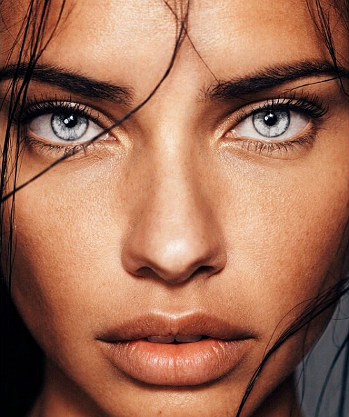 totallytransparent:  Semi Transparent Eyes (Iris’ match the colour of your blog - drag it!)Made by Totally Transparent