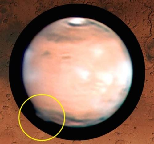 Amateur Astronomers Discover 120-Mile Plume Coming Off Mars: On March 12, 2012, amateur skywatchers 