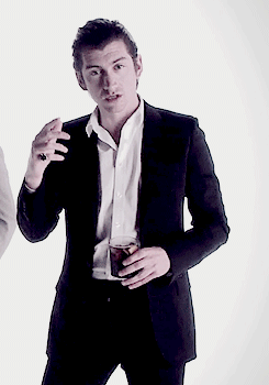 arcticmonkeysaf:Alex “I’m not sure what to do with my free hand” Turner 