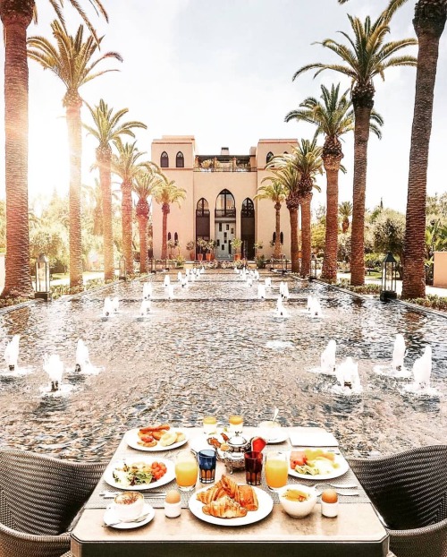 Breakfast under the palm trees Tag your friend Follow us @moroccotravel.guide. . . : @george_willf