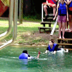 annakendrickfortyseven:  antisocialclimber:Most aca-awkward moment on set  THE CUTEST