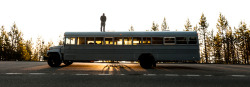 sunflower-fields-forever:  digitalramen:    Hank Butitta built this incredible converted school bus in just 15 weeks.    😍😱