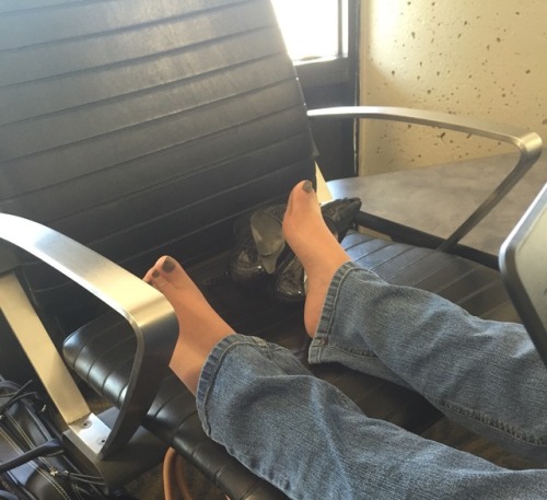 phfthot: Sweet petite feet show at the airport. Stockings under jeans.