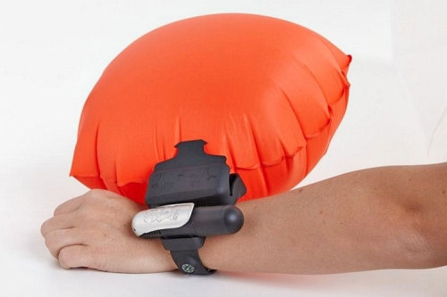 w-r-o-u-g-h-t:thes3nator:crisontumblr:mitanyc:odditymall:The Kingii is an emergency life preserver t