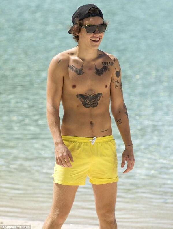 narryclass:  Harry playing beach volleyball on the Gold Coast today - 19.10.13. -