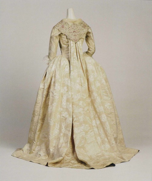 fripperiesandfobs:Robe à la française ca. 1775-80From Cora Ginsburg (auctioned 1999)