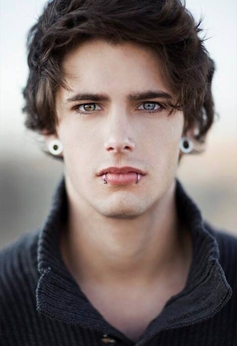mentattoospiercings:  Can we just all take a moment and appreciate how beautiful