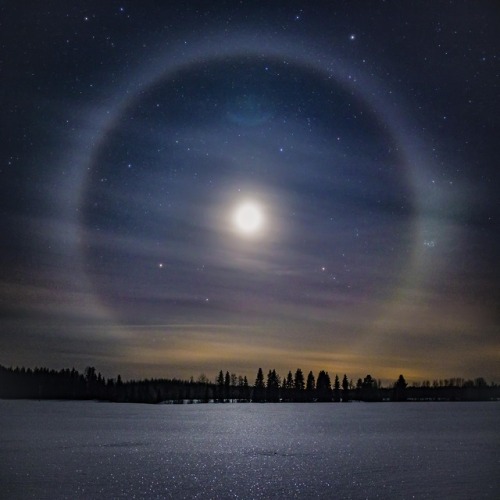 A moon halo created by ice crystal in the air