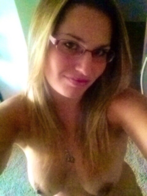 worshipmybooty:  I love walking around the house naked. Took some selfies while I