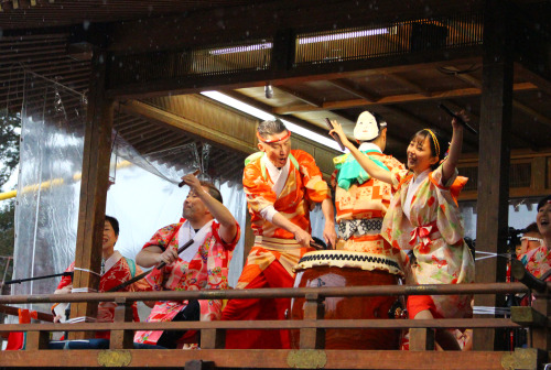 20200222（土）300年以上の歴史を持つ「春を呼ぶ奇祭」勝山左義長（かつやまさぎっちょ）が始まりました。町内に12基の櫓（やぐら）を据えて、赤い長襦袢姿の大人と子どもが独特のおどけた仕草で、三味