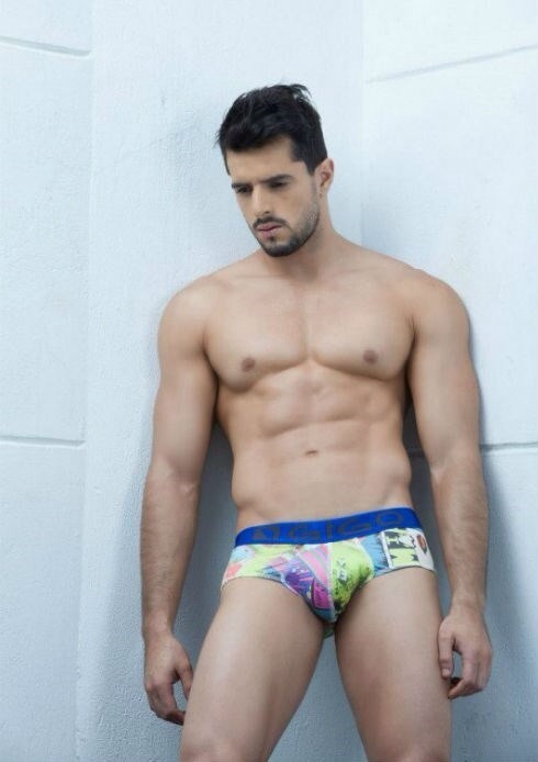 briefsgalore:Every day new hot guys showing off their body in briefs or speedos! Check