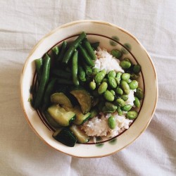 themilkywhiteway:  Dinner bowl: rice, snap peas, edamame and zucchini 