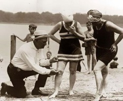 Dans les années 1920, les femmes aux maillots