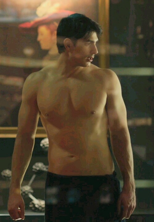 mynewplaidpants:  Why didn’t anybody tell me Brandon Routh had taken off his clothes again?