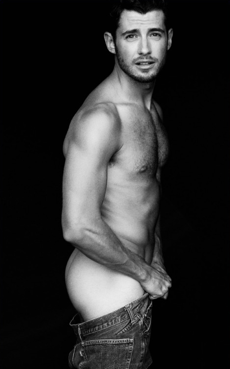 bodyandsoulmag:  Pretty Little Liars actor Julian Morris bares his nude body in this brand new photo shoot for Wonderland magazine’s 09/2013 issue.Here’s what the 30-year-old actor had to share with the mag:On sex: “I love sex. I love having sex.”On