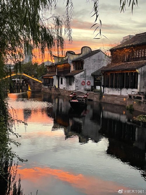 fuckyeahchinesegarden:月河古镇 yuehe guzhen/moon river old town, jiaxing, zhejiang province by 树木1961