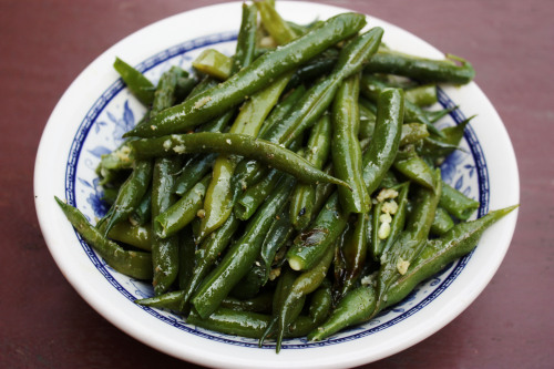 STRING BEANS WITH GINGER AND GARLICAdapted from the New York TimesGrowing up in my parent’s house, m