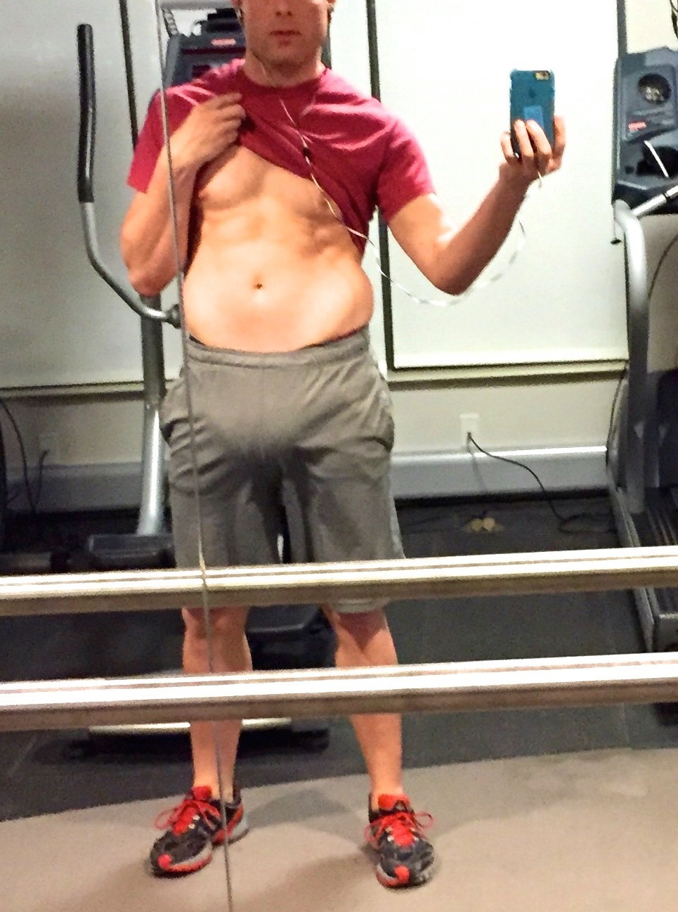 submissivejockslave:Late night/early morning workout. ;-)  VERY hot!