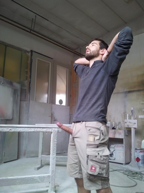 biblogdude:  You drop by the job site to see your bro and find him like this. Hell yeah he would get it sucked off!