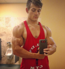 sircincymitch: madein1970:  sexyfantasybro: