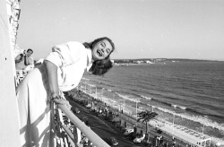 barbarastanwyck:  Esther Williams throwing autographs off a balcony to her fans below at Cannes Film Festival, 1955 