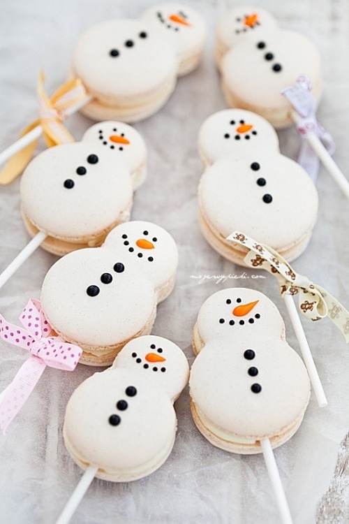 Snowmen macaroons…on a stick! Brilliant idea , as always mojewypieki.com get ready for Christmas!