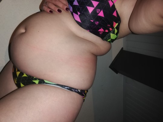 maxxy-b:I’m ready for this summer 😎When I suck my belly in I almost look skinny 😏
