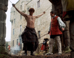 shirtlessmoviestv:Sam Heughan : Outlander S01E02 (Part 1)