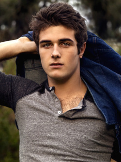 thehairyones:Beau Mirchoff