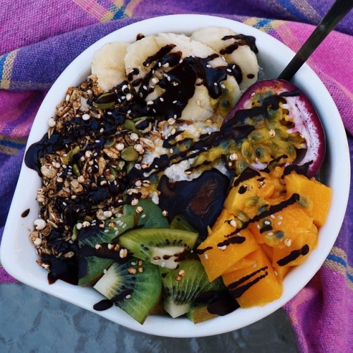 tessbegg: Overnight chia oats w/ granola, banana, passion fruit, kiwi, mango- straight off the tree,