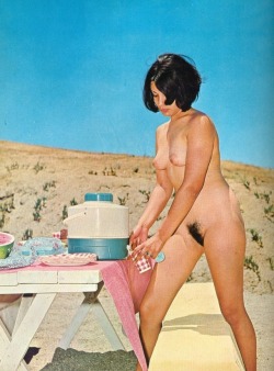 grandmaspornstash:  It’s a nudist picnic!