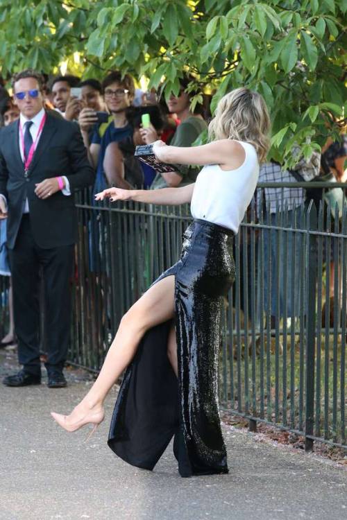 Kate HudsonFollow http://celebrity-legs-and-heels.tumblr.com/ for more!(via kate-hudsonhighheels.jpg