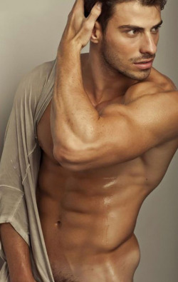 redsierra03:  hotmalemodel:  Follow me for more hot guy here Hot male models  Lucas Malvicin 