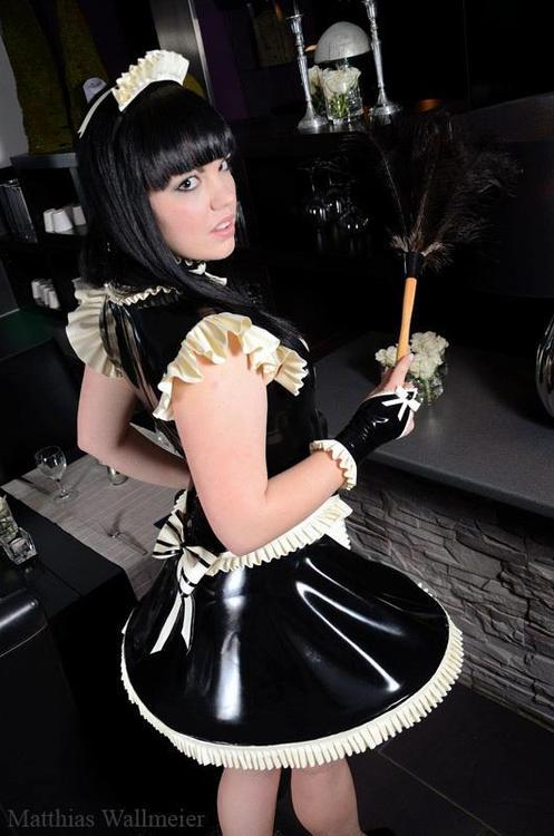sissymaidcandy: Oh wow I’d like her outfit
