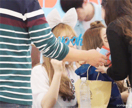 wendythegood:  wendy being cute with fans 