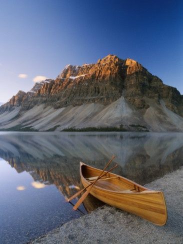 our-amazing-world:  Canoe at the Lakesid Amazing World