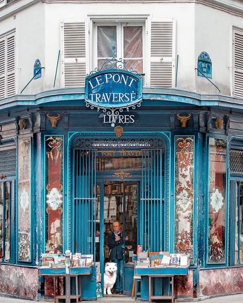 bonjourfrenchwords: Cette magnifique librairie proche du Jardin du Luxembourg à Paris est classée mo