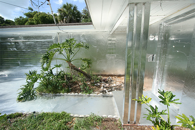 adurot: frist–xvi:   bvids:  grossnational:  Florida man stumps neighbors by covering