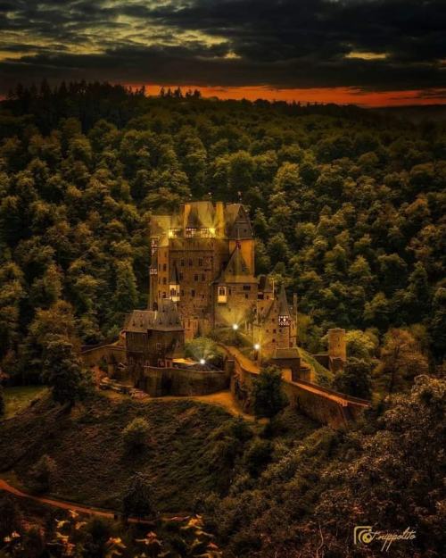 legendary-scholar:  Burg Eltz, Germany.