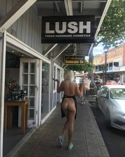 Our #nakedwithlush series continues with this pic of @honneyybeeee coming to us all the way from Lah