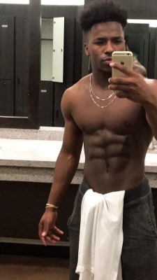 gdr1:  ratedrgang:Late work outs at the gym