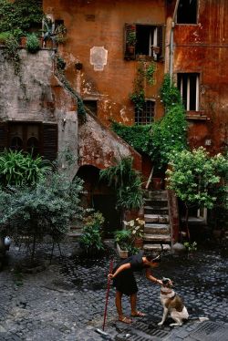 p-lanet-e-arth:  Roma patio interior ~ Italia by Steve McCurry 