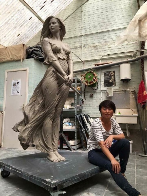 christiancgtomas: midfreakquency:  omg-sweetlunlikelycollector-me:  westafricanman:  <b>Unreal</b>  Amazing    Can we get a name???  This is Chinese artist, Luo Li Rong  Here’s a snippet about her from this article (that also features more