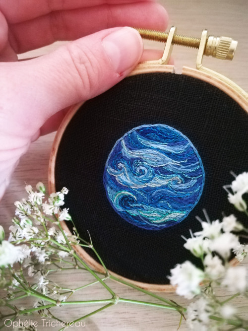  “Neptune”Hand embroidery.DMC embroidery threads on linen.Frame : 8cm in diameter.Planet