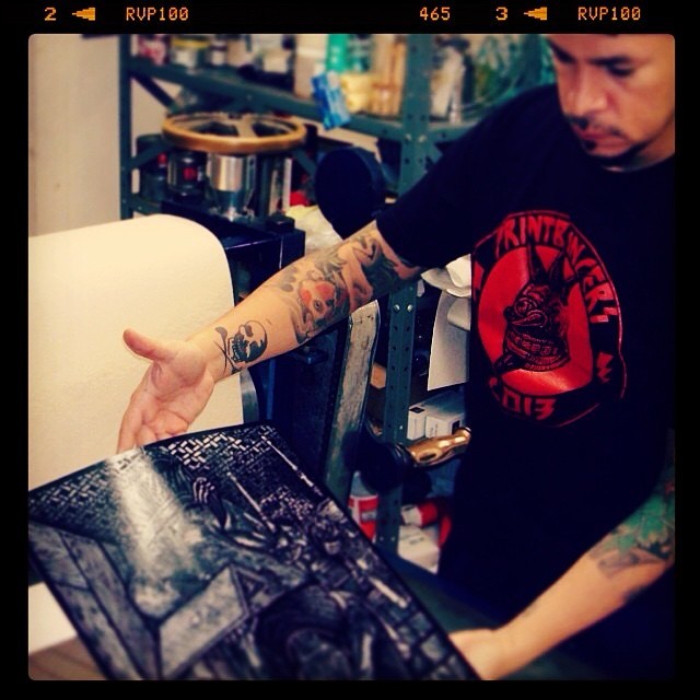 #throwbackthursday Printing “McShitter” #tbt #printmaking #linocut #woodcuts #carlosbarberena #grabados #mcshit #gamblin #ink #chicago #bandolero #outlawprintmakers